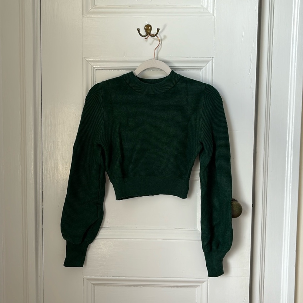 Zesica. Size S. Cropped dark green sweater.